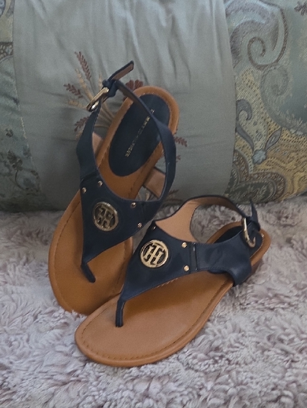 Tommy Hilfiger Navy Leather T‑Strap Sandals with Gold Logo - Picture 2 of 4